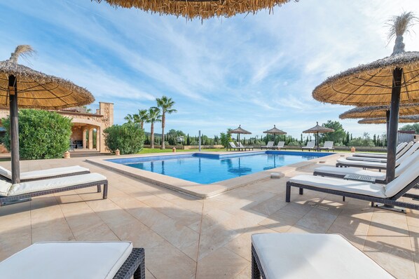 Seasonal outdoor pool, pool umbrellas, pool loungers - Son Sampoli Suites Adults Only by MHR (Llucmajor)