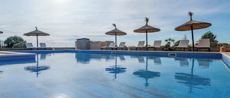 Piscine extérieure (ouverte en saison), parasols de plage