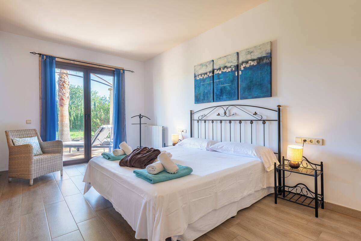 Suite – junior, terrasse, hageutsikt | Safe på rommet, blendingsgardiner og strykejern/-brett