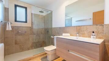 Chambre Double Standard, vue jardin | Salle de bain