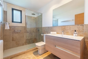 Chambre Double Standard, vue jardin | Salle de bain | Douche, articles de toilette gratuits, sĂšche-cheveux, chaussons