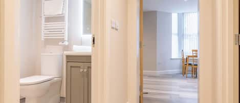 Secadora de cabello, toallas, jabón, papel de baño