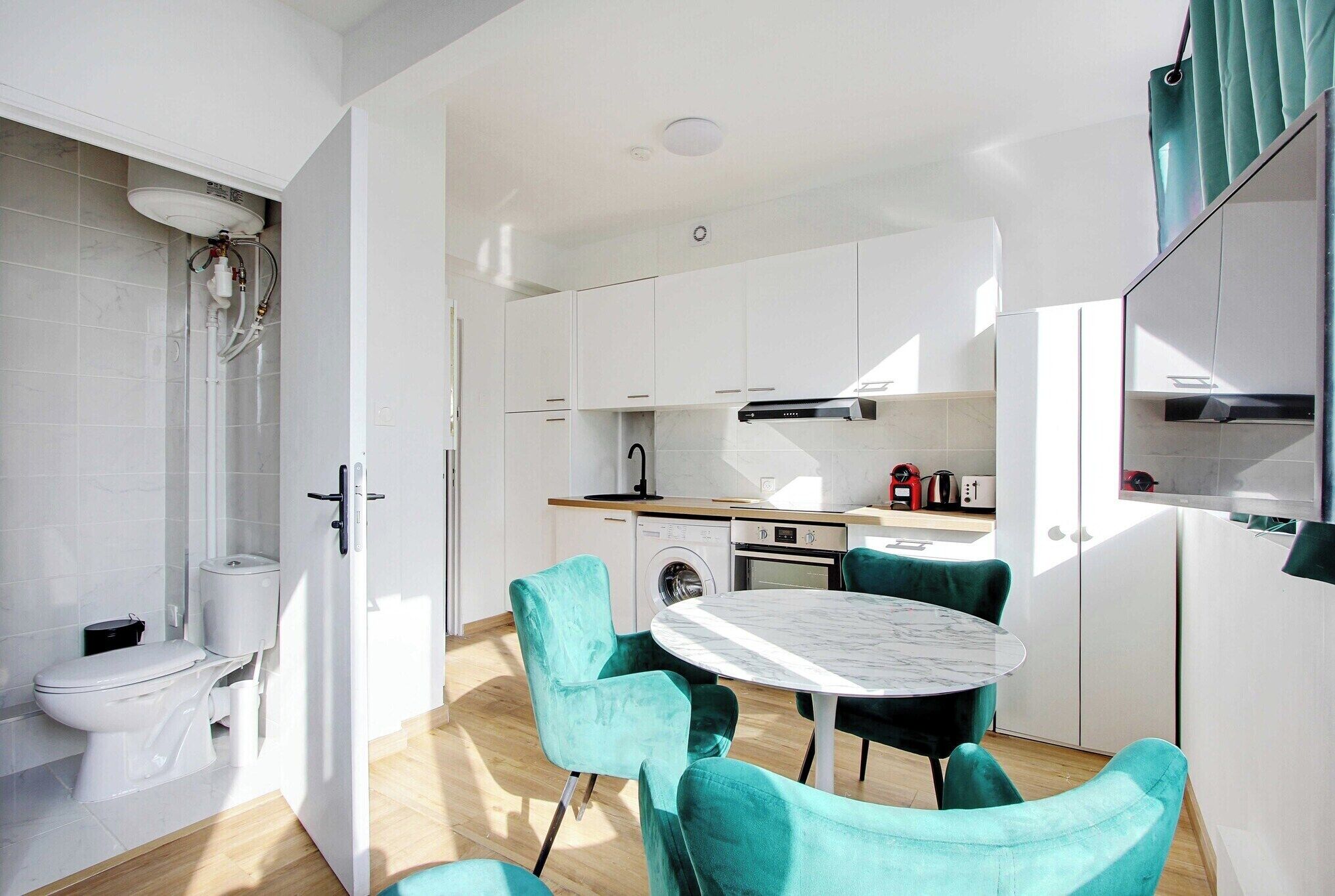 Fridge, oven, stovetop, coffee/tea maker