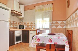 Refrigerador, microondas, horno y cafetera y tetera 