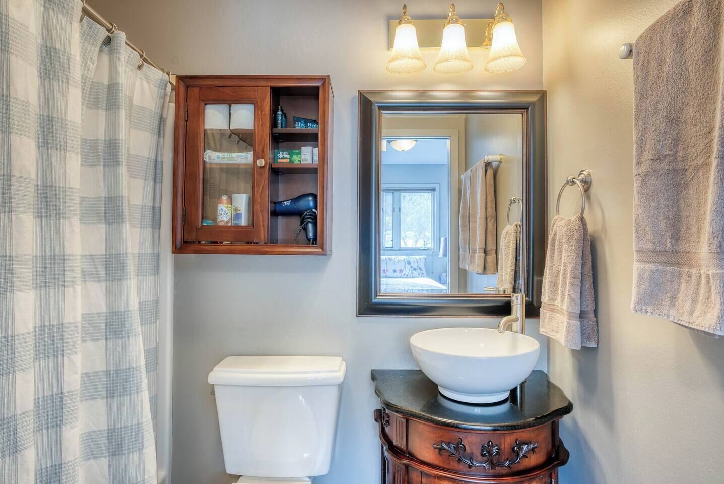Een douche, een haardroger, handdoeken
