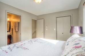 1 bedroom, iron/ironing board, travel cot, WiFi - Cozy Lakefront Apartment w/ Private Beach (Lakeside)