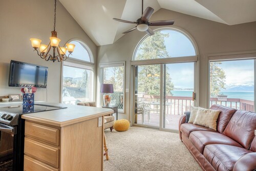 Cozy Lakefront Apartment w/ Private Beach