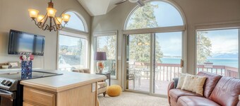 Cozy Lakefront Apartment w/ Private Beach