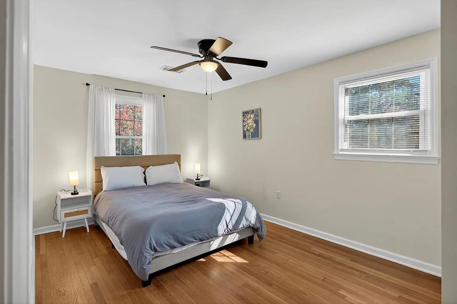 4 habitaciones, tabla de planchar con plancha, wifi y ropa de cama 