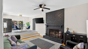 Smart TV, fireplace