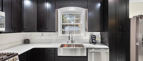 Microondas, horno, parrilla de estufa y lavavajillas