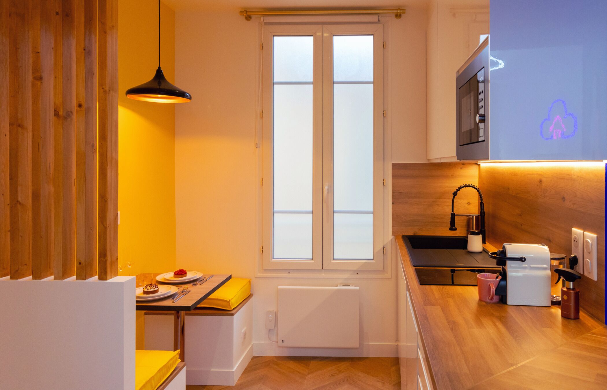 Jääkaappi, mikroaaltouuni, liesi, astianpesukone