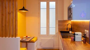 Jääkaappi, mikroaaltouuni, liesi, astianpesukone