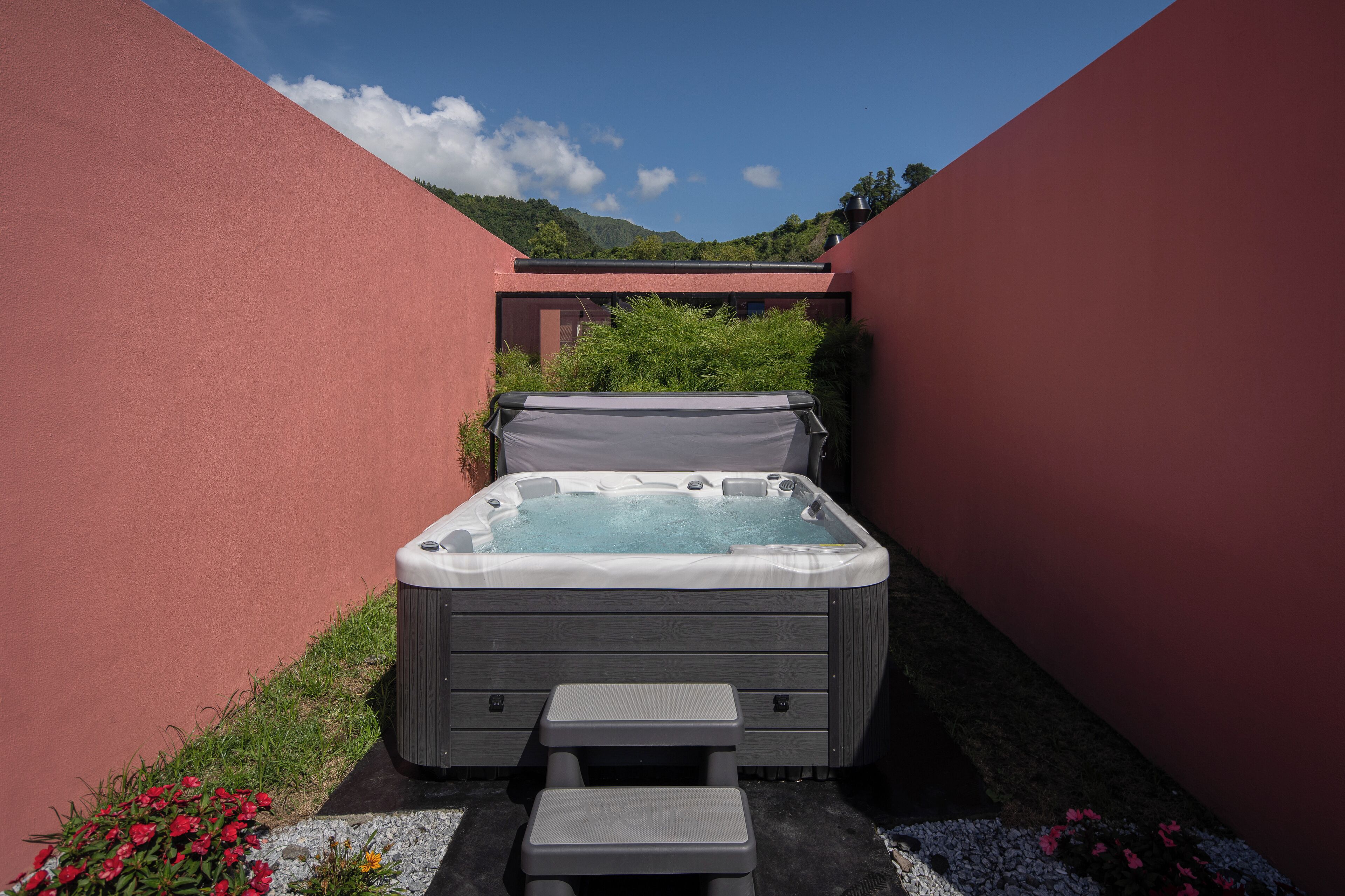 2 室外游泳池，池畔遮阳伞，日光浴躺椅