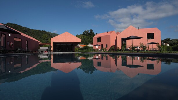 A modern building with a pool reflecting its structure. - Canto's Green Garden & SPA  (Povoacao)