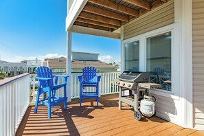 Outdoor dining - Pet Friendly, Beachside in Pirates Beach, Great Primary Suite & Large Deck (Galveston)