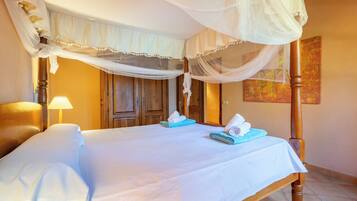 Apartamento, vista para o jardim | Cofres nos quartos, individualmente decorados