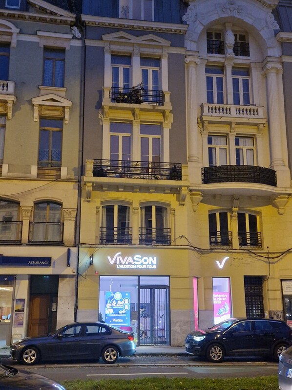 Un bâtiment dont la devanture porte l’inscription « VivaSon, l’audition pour tous », et au-dessus de laquelle on peut lire une enseigne indiquant « Assurance ».