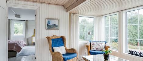 5 bedrooms, iron/ironing board, free WiFi