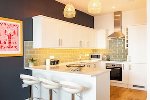 Kjøleskap, ovn, oppvaskmaskin og vannkoker