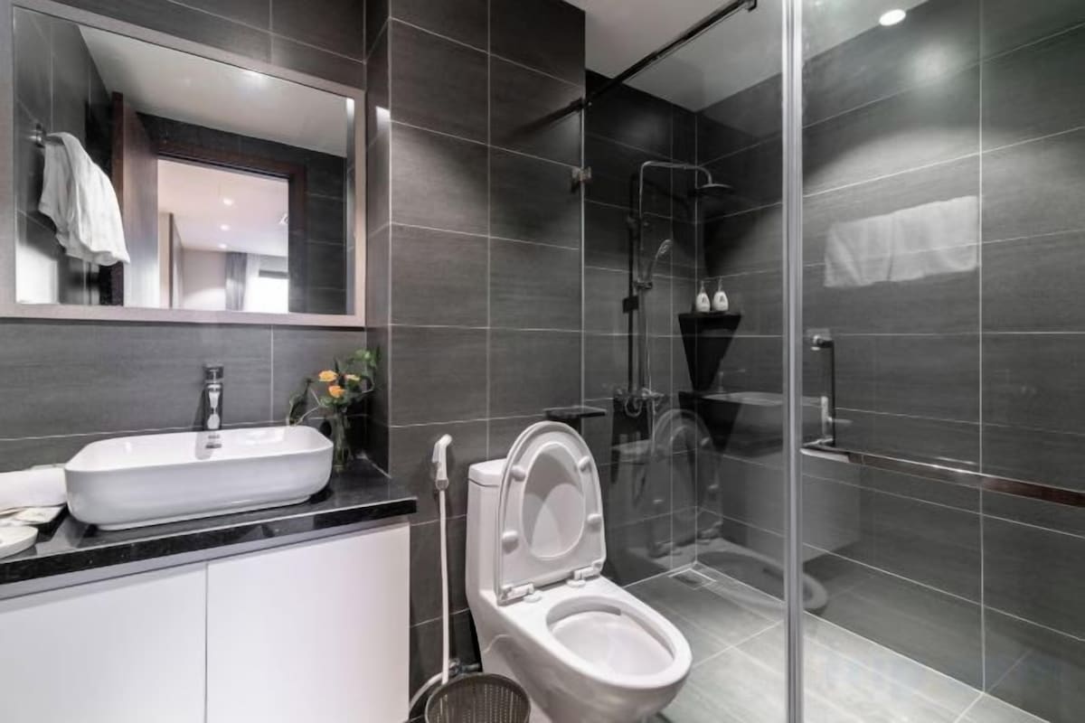 Douche, douche hydromassante, articles de toilette gratuits