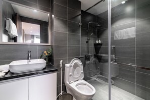 Bộ đồ giường kháng dị ứng, phòng cách âm, bàn ủi/dụng cụ ủi quần áo 