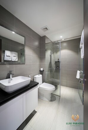 Gratis toiletartikelen, een haardroger, pantoffels, handdoeken