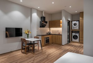 Studio, balcon | Cuisine privée | Réfrigérateur, micro-ondes, plaque de cuisson