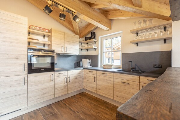 Køleskab, mikrobølgeovn, ovn, kogeplade