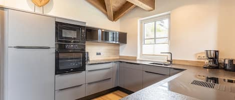 Een koelkast, een microgolfoven, een kookplaat, een vaatwasser