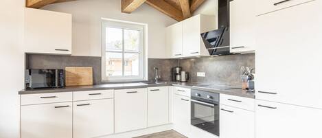 Een koelkast, een microgolfoven, een kookplaat, een vaatwasser