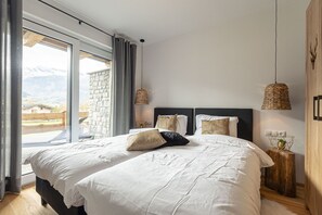 4 habitaciones, tabla de planchar con plancha y cuna de viaje 