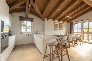 Réfrigérateur, micro-ondes, plaque de cuisson, lave-vaisselle