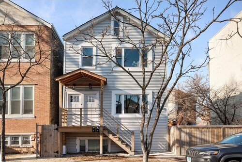 Modern Pilsen Apt 3 Bedrooms