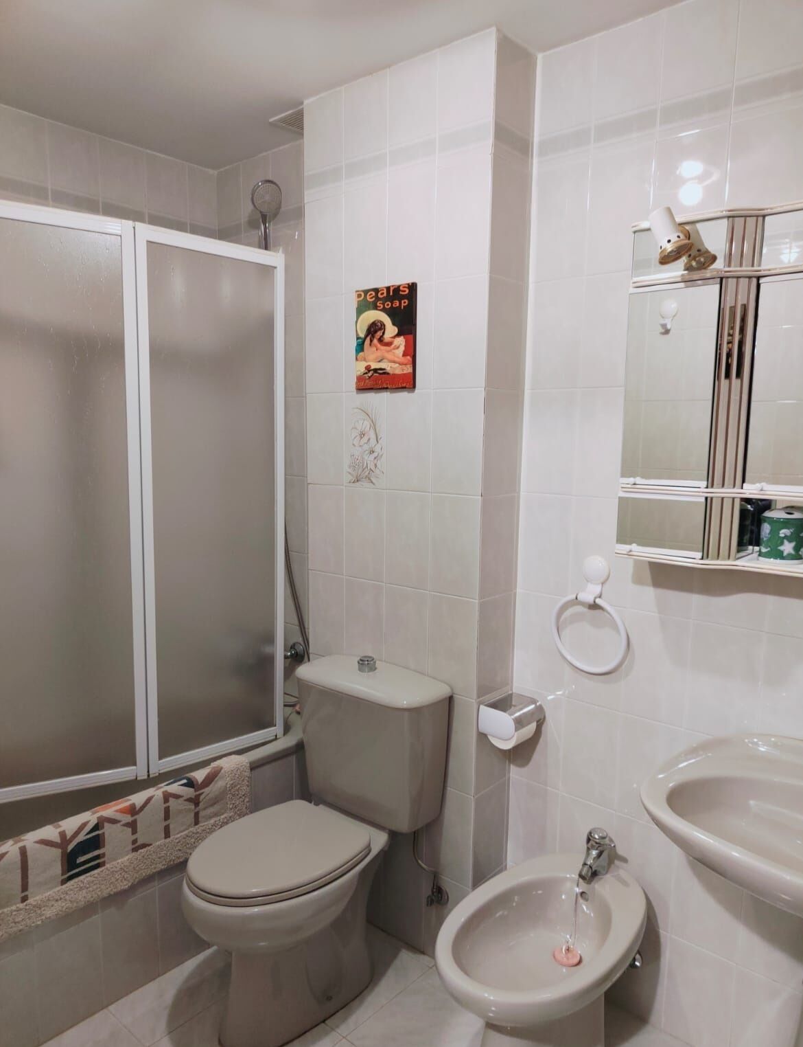 Een haardroger, een bidet, handdoeken, zeep