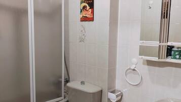 Een haardroger, een bidet, handdoeken, zeep