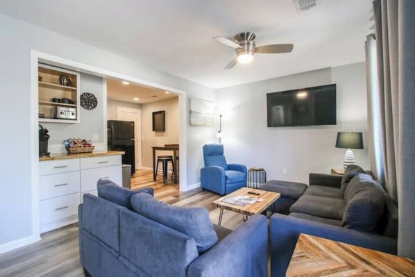 TV - Brick Beauty/ Spacious Street-Side Duplex Stay
(Savannah)