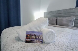 3 bedrooms, iron/ironing board, WiFi, bed sheets - Brick Beauty/ Spacious Street-Side Duplex Stay
(Savannah)