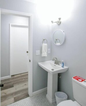 Hårføner, håndklær, såpe og toalettpapir