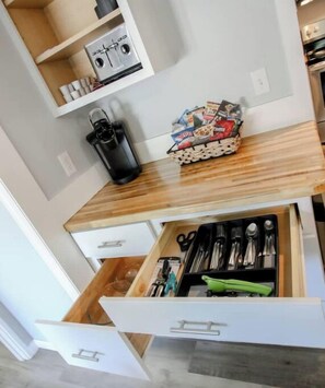 Fridge, microwave, oven, stovetop - Brick Beauty/ Spacious Street-Side Duplex Stay
(Savannah)