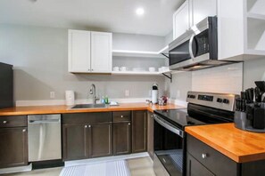 Private kitchen - Midtown Retreat / Sunny 2BR Duplex Stay (Savannah)
