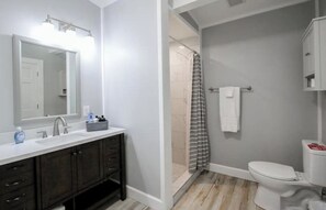 Haartrockner, Handtücher, Seife, Toilettenpapier