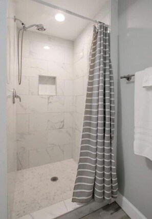 Sèche-cheveux, serviettes fournies, savon, papier toilette