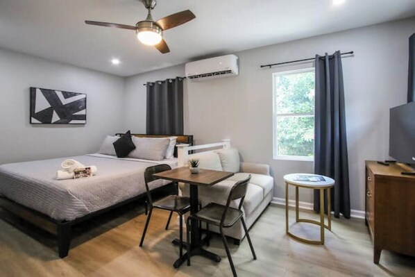 1 habitación, tabla de planchar con plancha, wifi y ropa de cama