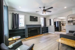 TV - Midtown Delight / Charming 2BR Home
(Savannah)