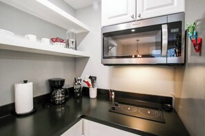 Private kitchen - Cozy Midtown Cottage / Duplex Stay (Savannah)