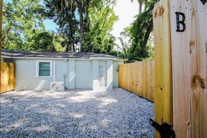 Property grounds - Cozy Midtown Cottage / Duplex Stay (Savannah)