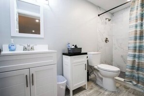 SĂšche-cheveux, serviettes fournies, savon, papier toilette