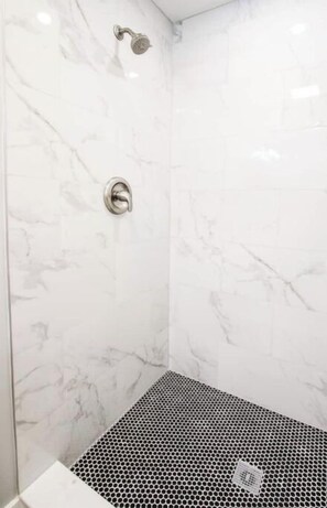 Secadora de cabello, toallas, jabón, papel de baño 