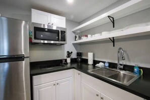 Private kitchen - Stay in Midtown / Cozy Apartment Style Duplex
(Savannah)